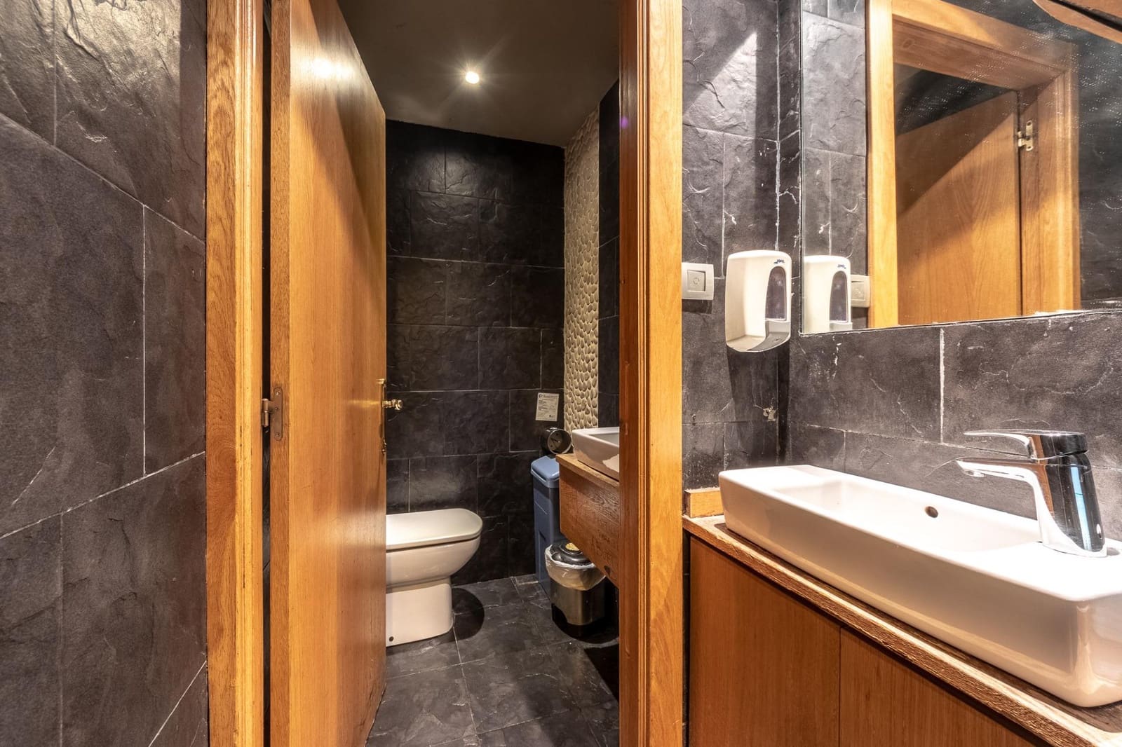 Erhverv til salg i Bilbao - € 280.000 (Ref: 9119402)