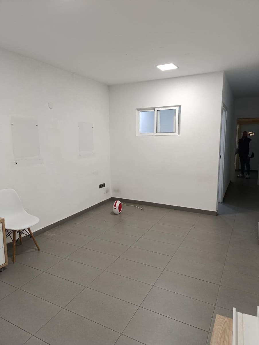 Erhverv til salg i Granada by - € 75.000 (Ref: 9119431)