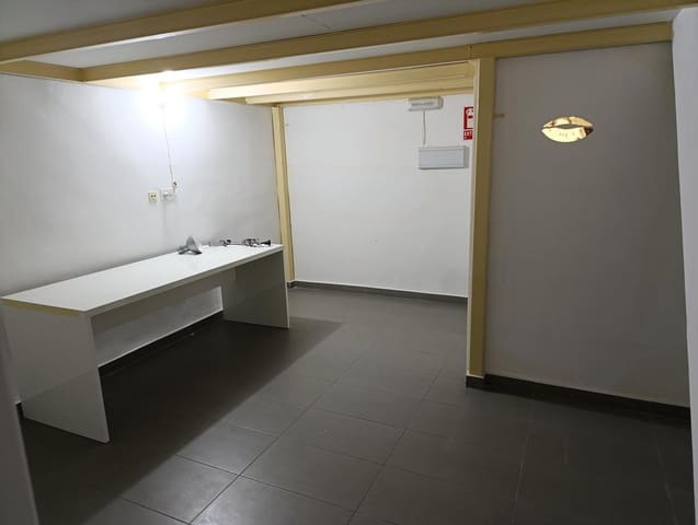 Erhverv til salg i Centro, Granada by - € 75.000 (Ref: 9119431)