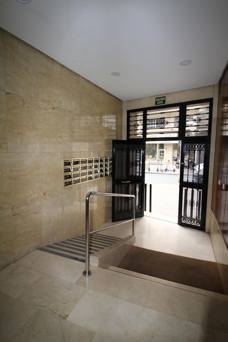 Office for sale in Murcia city - € 582,000 (Ref: 9119443)