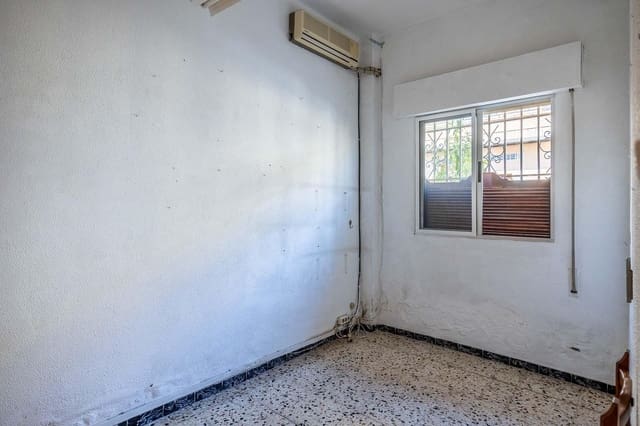 4 bedroom Terraced Villa for sale in Camas with garage - € 190,000 (Ref: 9125231)