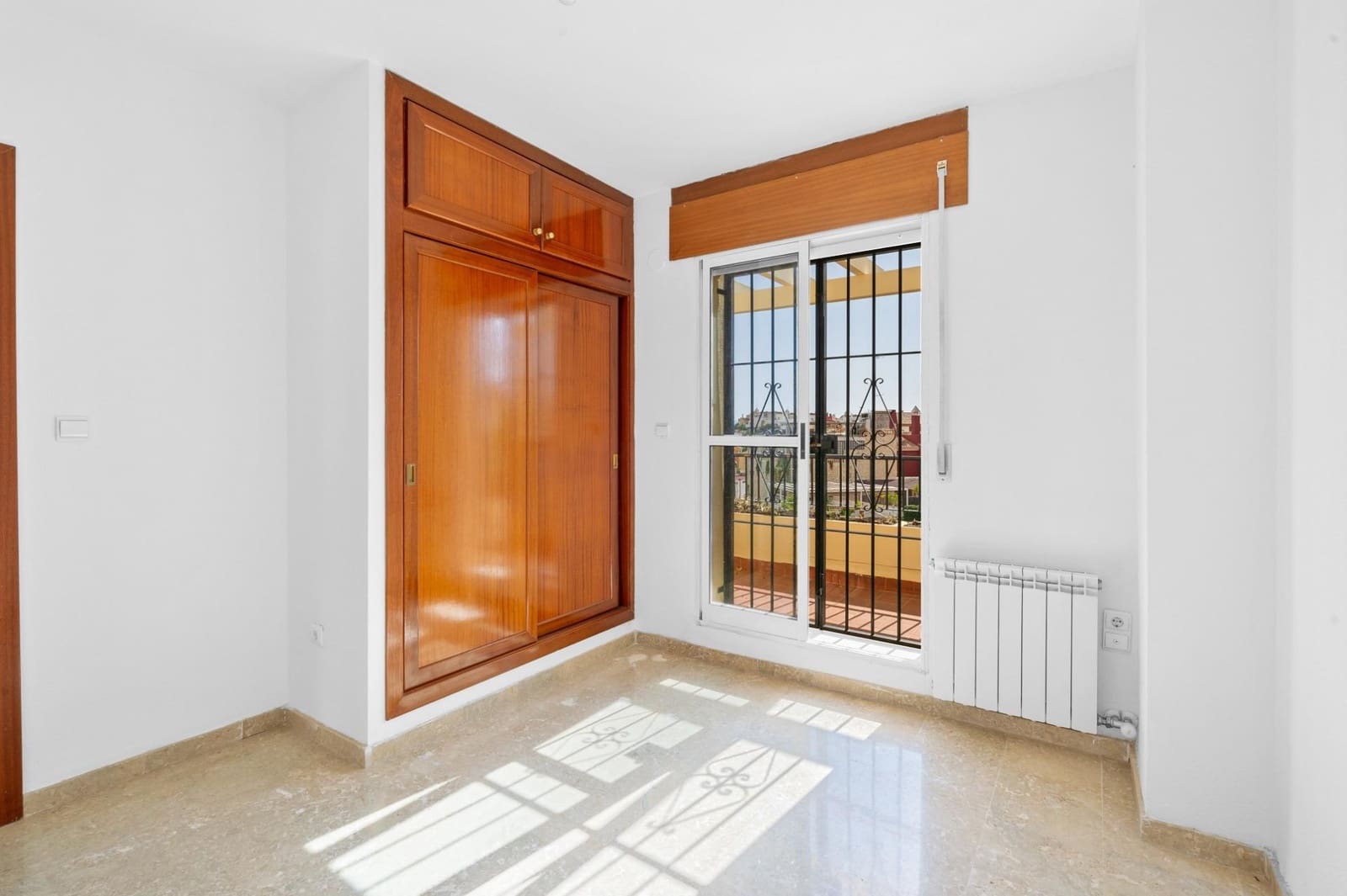 3 soveværelse Rækkehus til salg i Huetor Vega med swimmingpool garage - € 345.000 (Ref: 9125236)