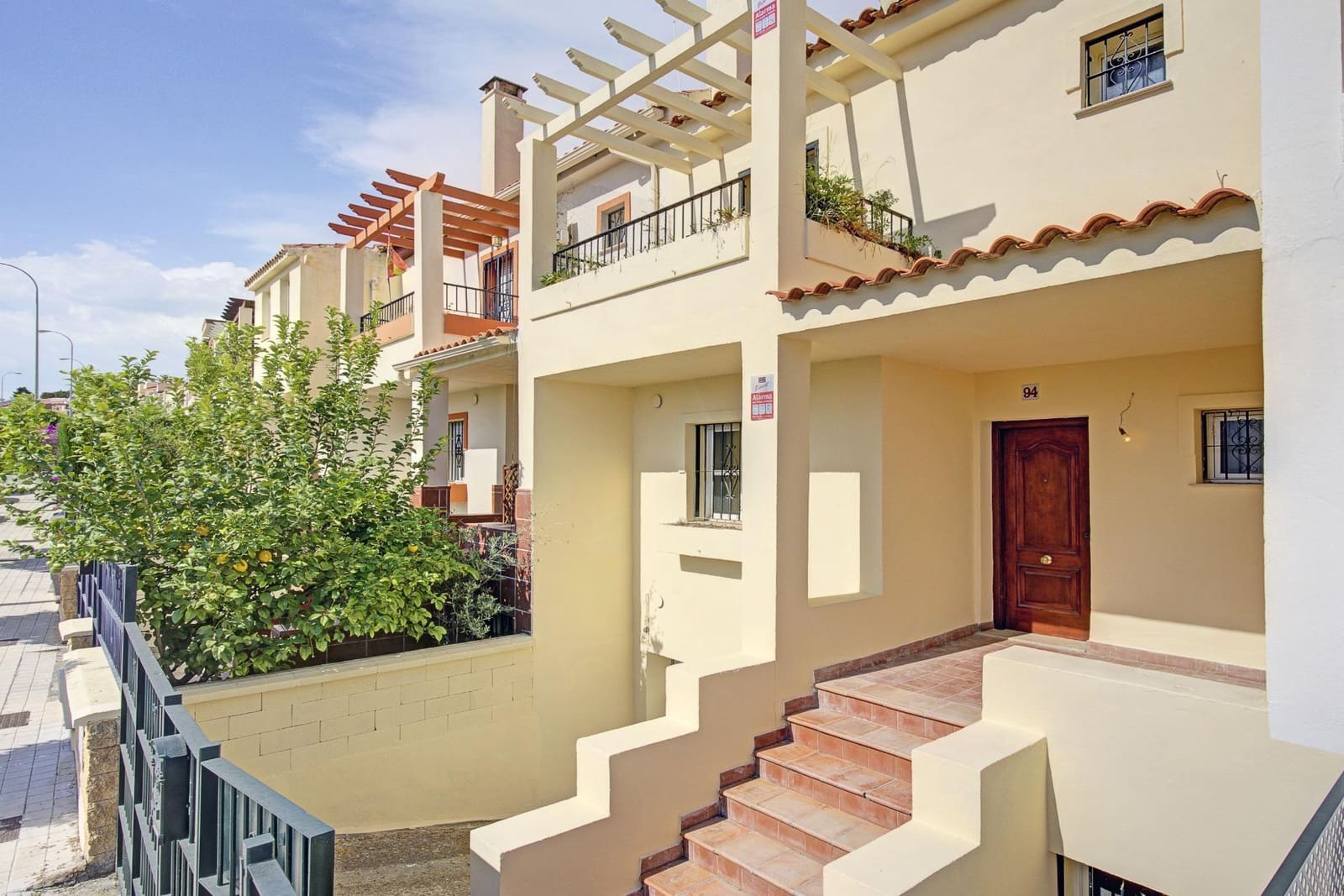 3 soveværelse Rækkehus til salg i Huetor Vega med swimmingpool garage - € 345.000 (Ref: 9125236)