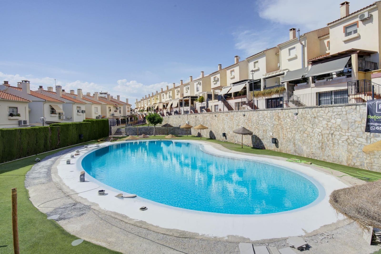 3 soveværelse Rækkehus til salg i Huetor Vega med swimmingpool garage - € 345.000 (Ref: 9125236)