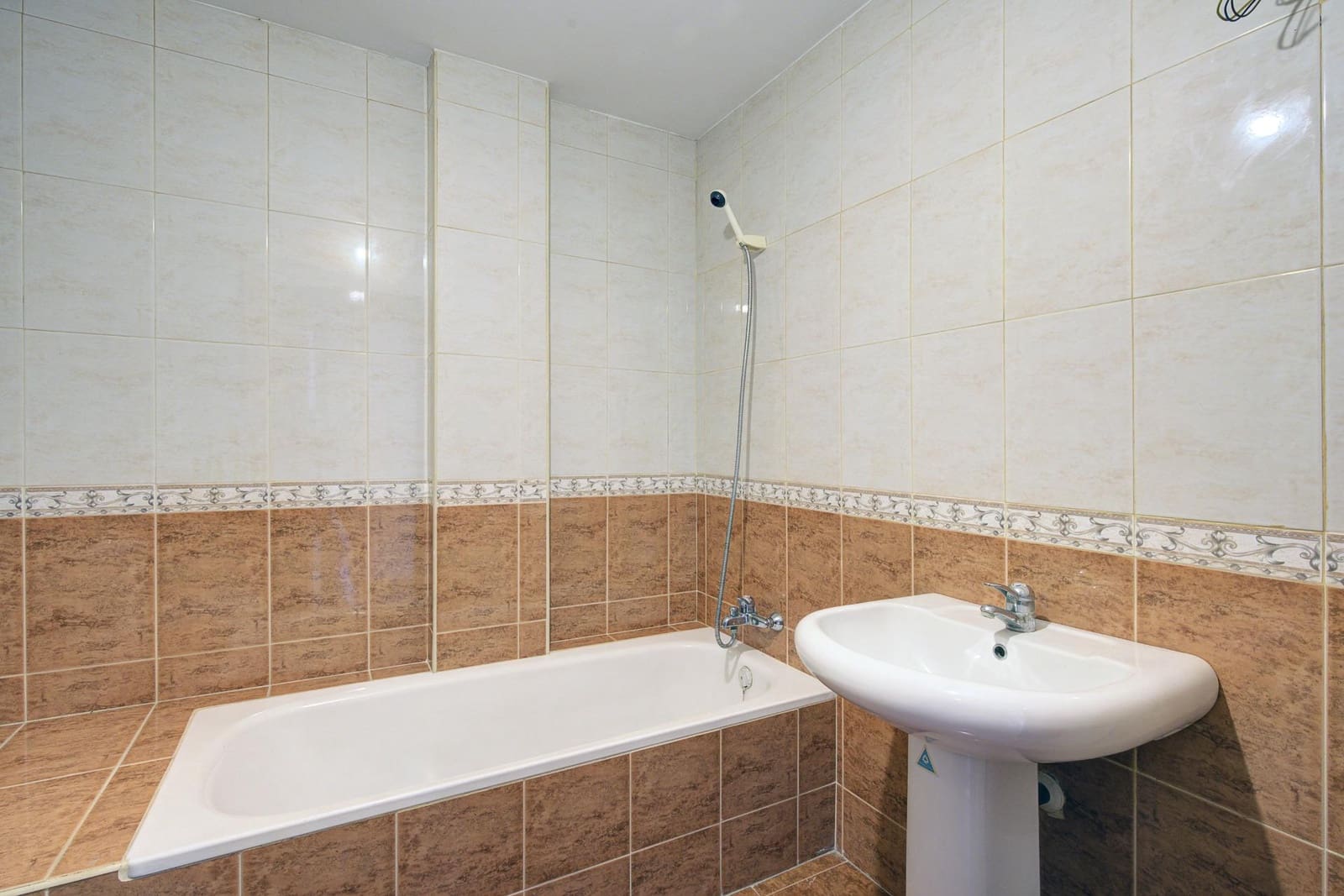 3 soveværelse Rækkehus til salg i Huetor Vega med swimmingpool garage - € 345.000 (Ref: 9125236)