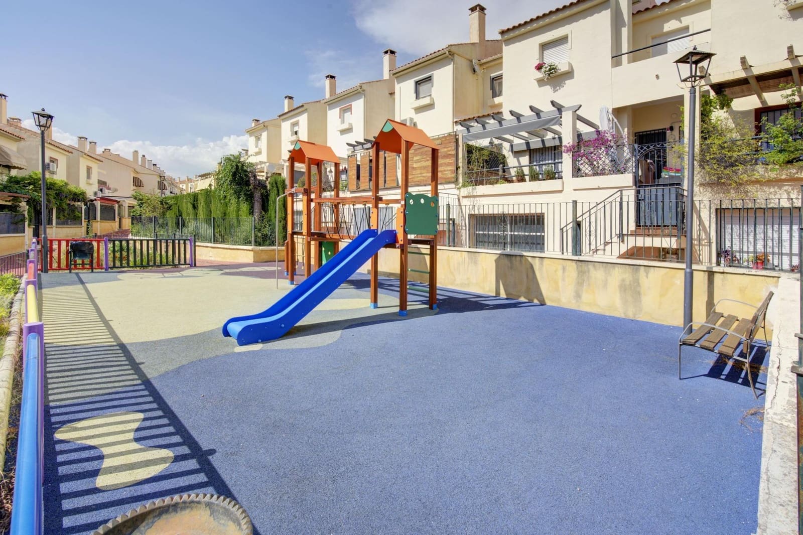 3 soveværelse Rækkehus til salg i Huetor Vega med swimmingpool garage - € 345.000 (Ref: 9125236)