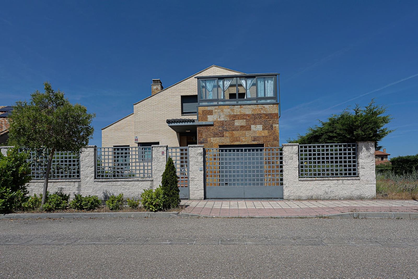 5 bedroom Villa for sale in Aldeamayor de San Martin with garage - € 335,000 (Ref: 9125244)