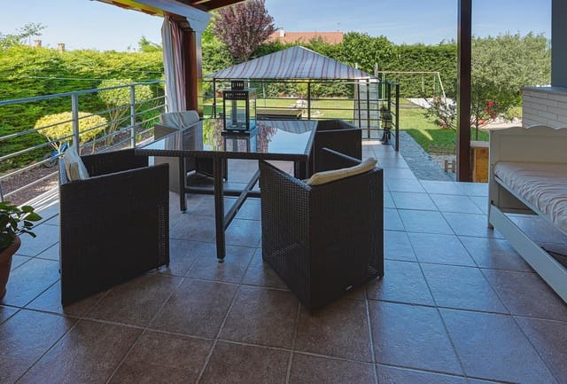 5 bedroom Villa for sale in Aldeamayor de San Martín with garage - € 335,000 (Ref: 9125244)