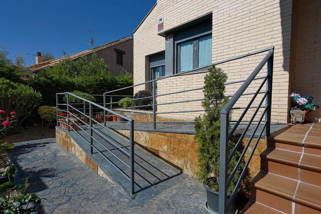 5 bedroom Villa for sale in Aldeamayor de San Martín with garage - € 335,000 (Ref: 9125244)