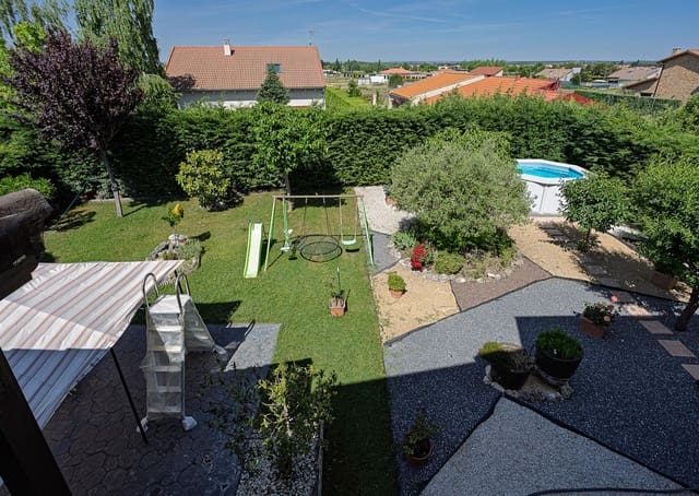 5 bedroom Villa for sale in Aldeamayor de San Martín with garage - € 335,000 (Ref: 9125244)