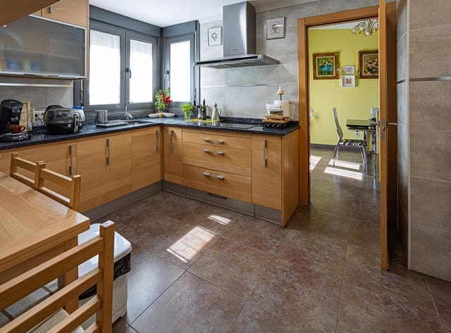 5 slaapkamer Villa te koop in Aldeamayor de San Martín met garage - € 329.000 (Ref: 9125244)