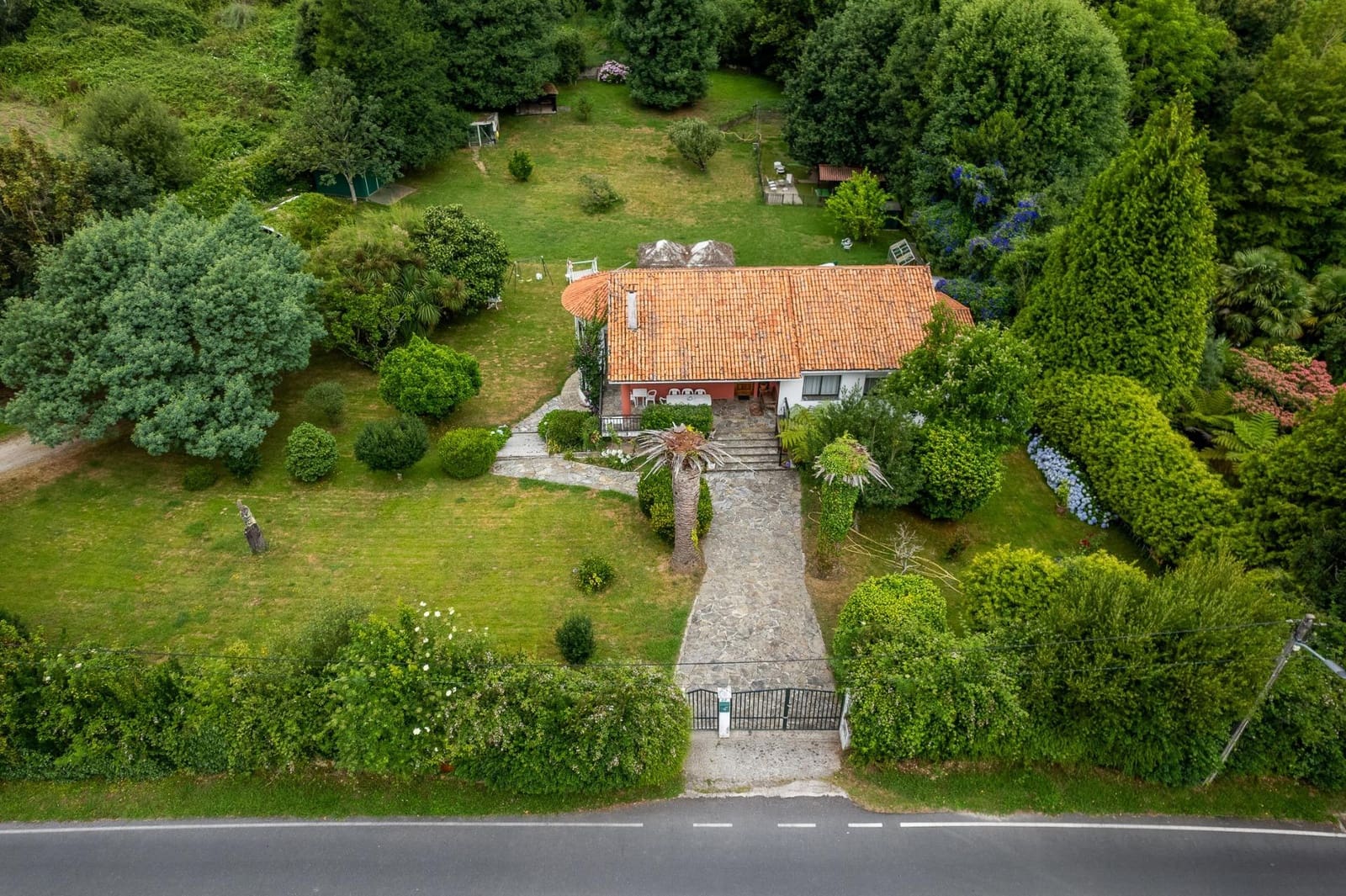 8 bedroom Villa for sale in Bergondo - € 385,000 (Ref: 9125262)