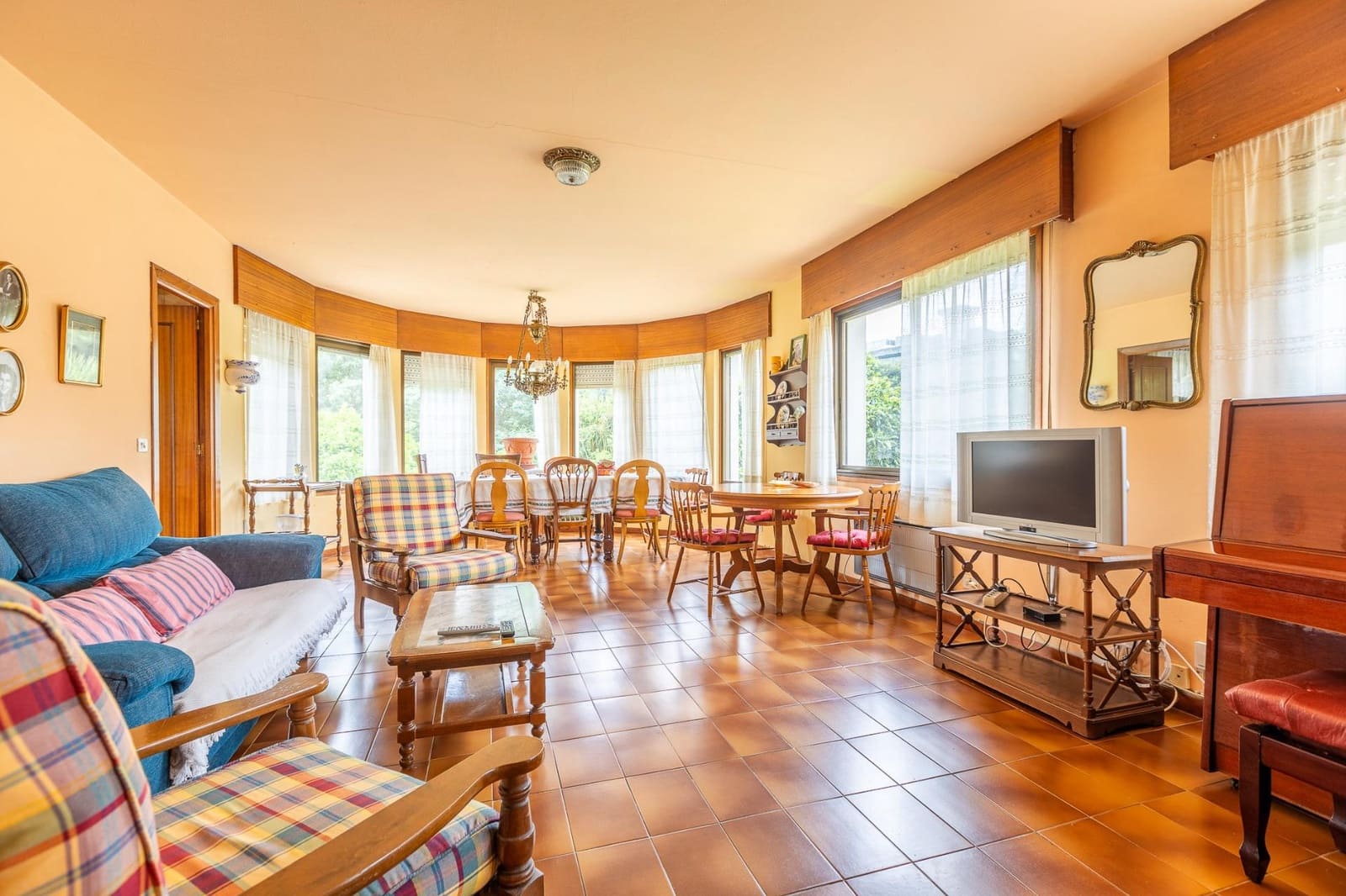 8 bedroom Villa for sale in Bergondo - € 385,000 (Ref: 9125262)