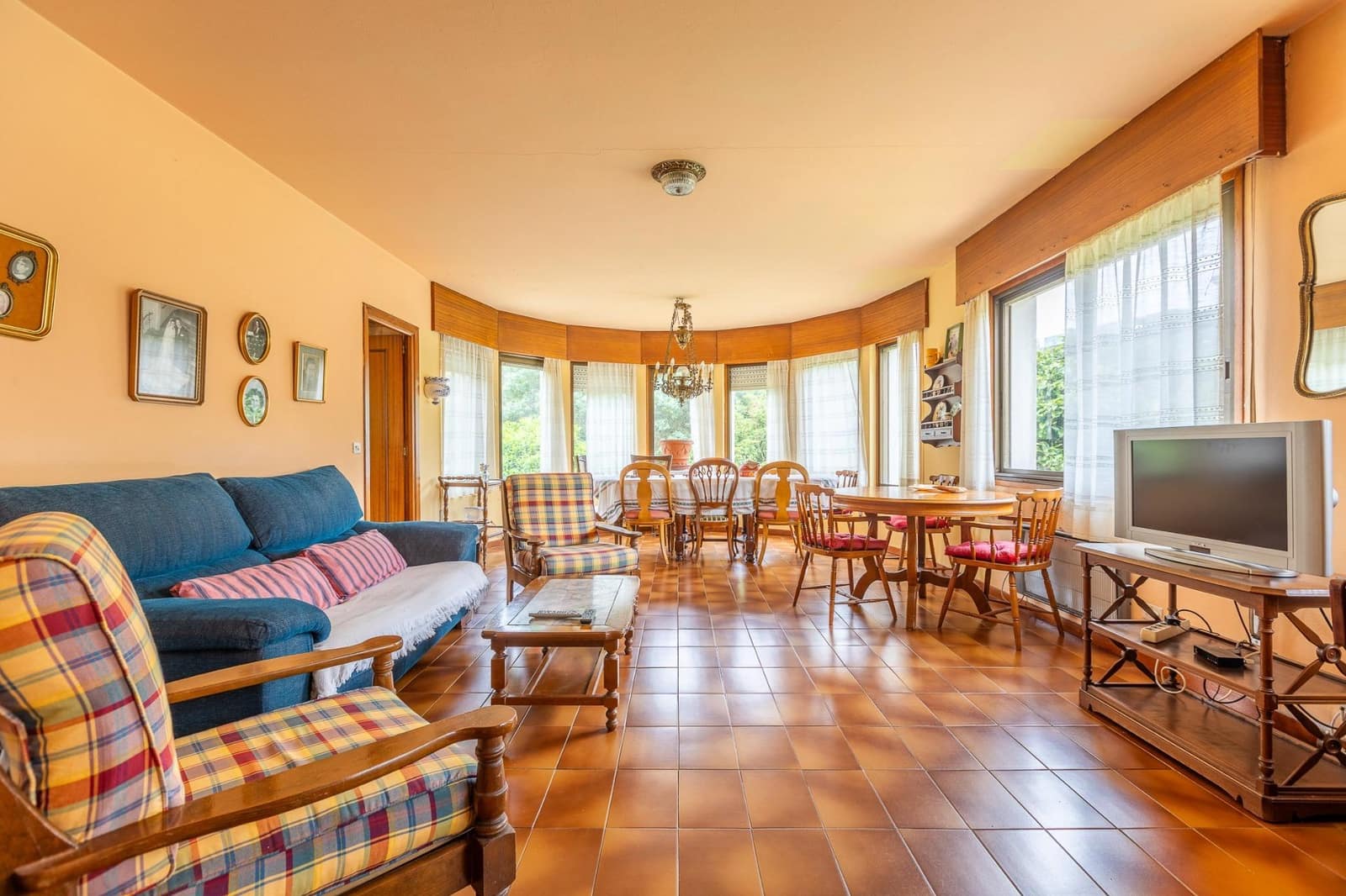 8 bedroom Villa for sale in Bergondo - € 385,000 (Ref: 9125262)