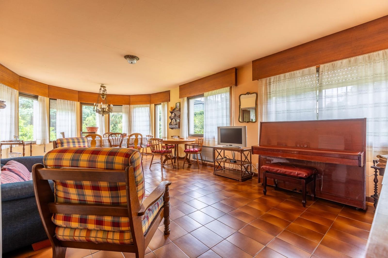 8 bedroom Villa for sale in Bergondo - € 385,000 (Ref: 9125262)