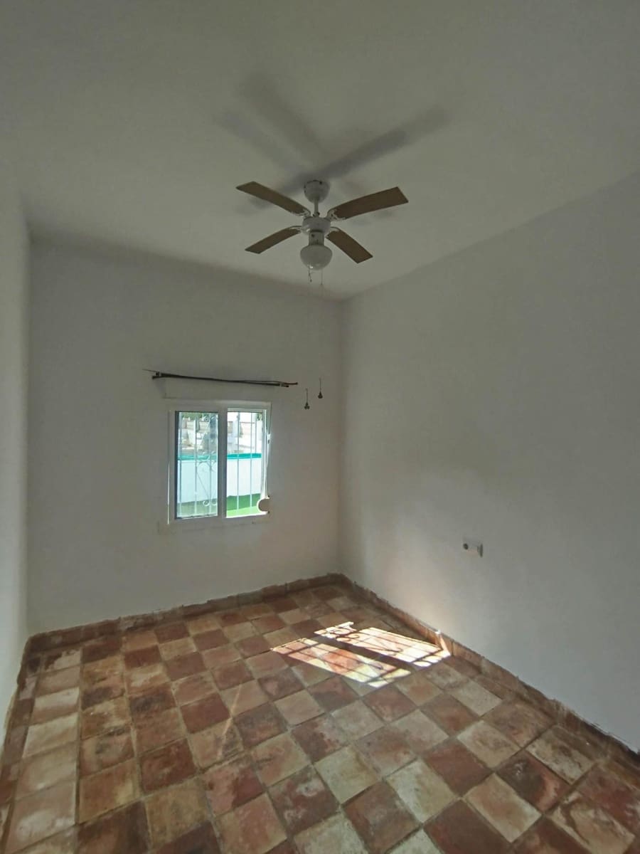 Chalet de 4 habitaciones en Jaén ciudad en venta con garaje - 130.000 € (Ref: 9147357)