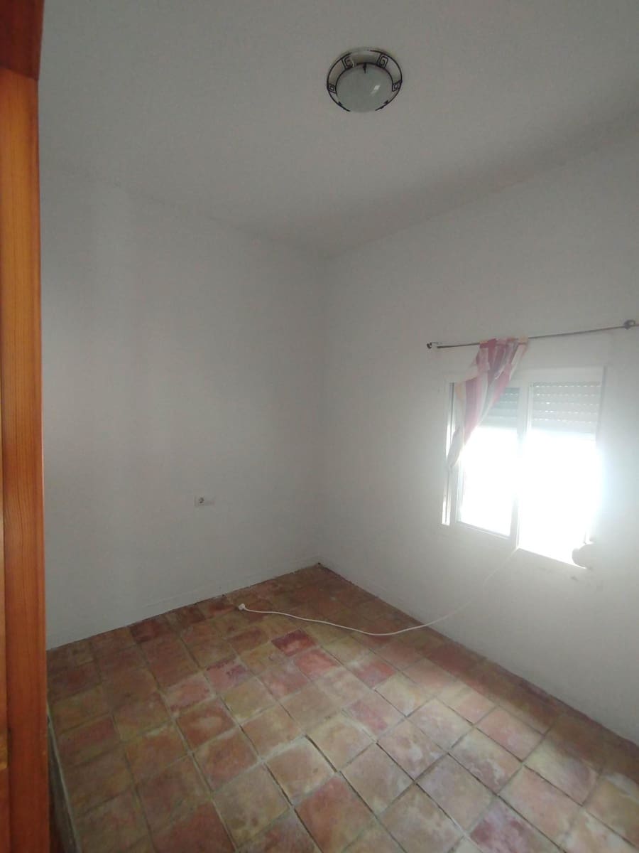 Chalet de 4 habitaciones en Jaén ciudad en venta con garaje - 130.000 € (Ref: 9147357)
