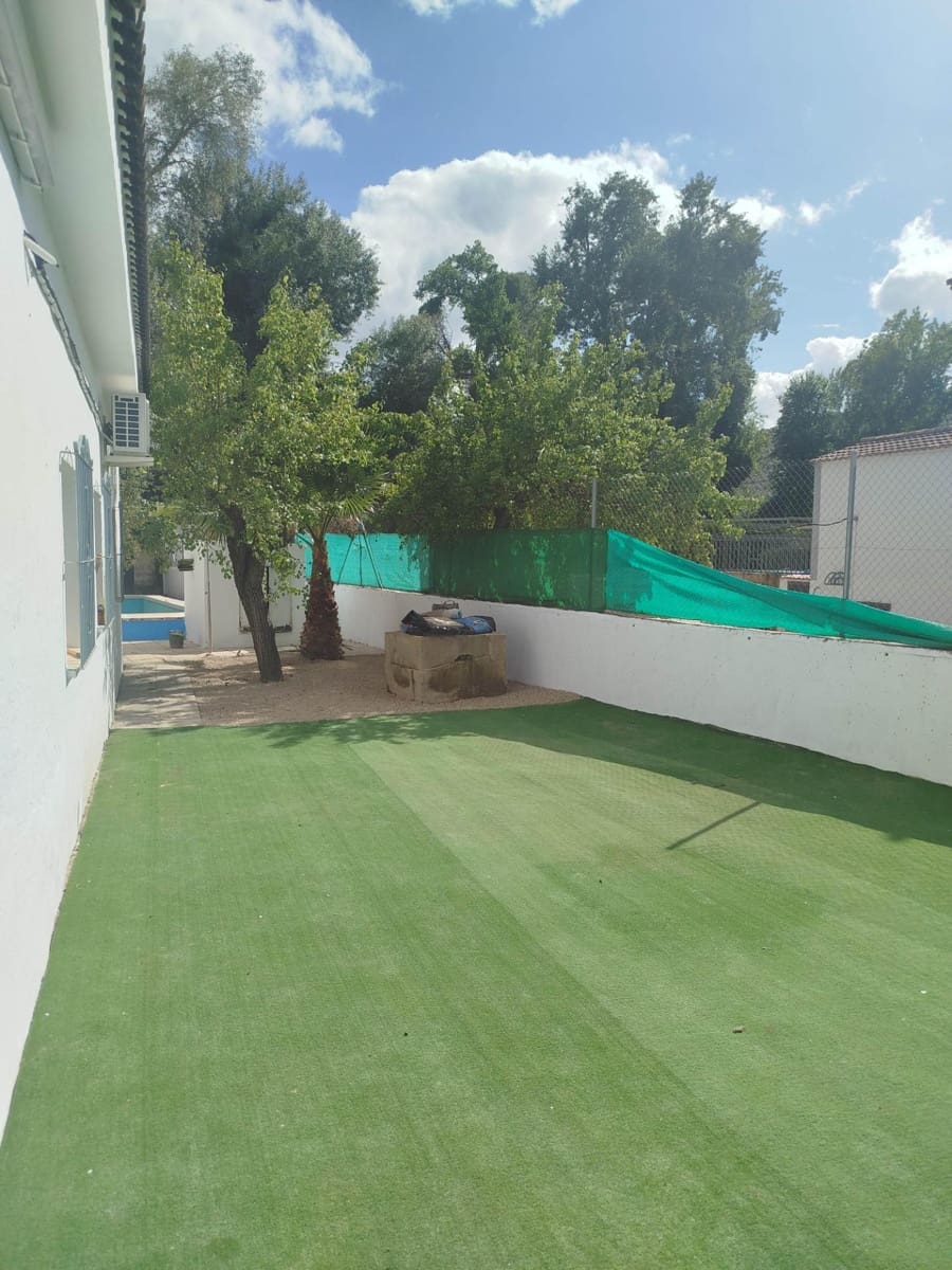 Chalet de 4 habitaciones en Jaén ciudad en venta con garaje - 130.000 € (Ref: 9147357)