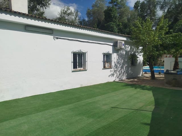 Chalet de 4 habitaciones en Jaén ciudad en venta con garaje - 130.000 € (Ref: 9147357)