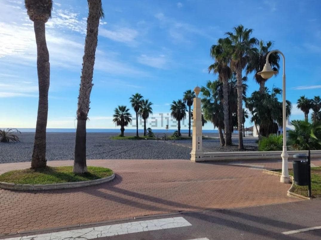 Piso de 2 habitaciones en Motril en venta - 170.000 € (Ref: 9240240)
