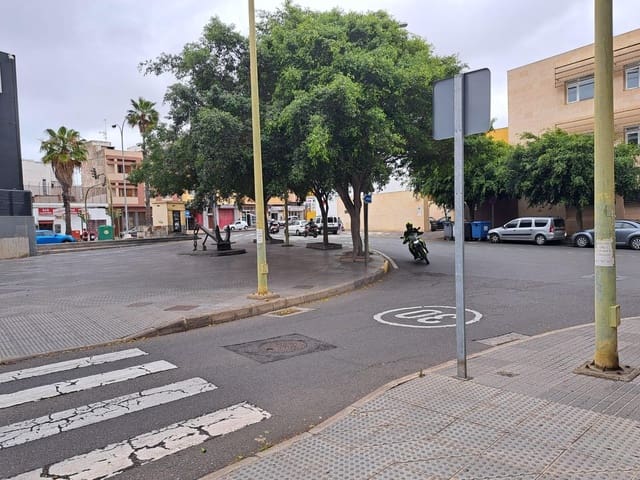 Gewerbe zu vermieten in Siete Palmas, Las Palmas de Gran Canaria - 1.100 € (Ref: 9240247)