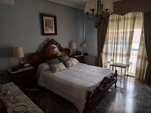 7 chambre Villa/Maison Mitoyenne à vendre à Jaén ville avec piscine garage - 398 000 € (Ref: 9257529)