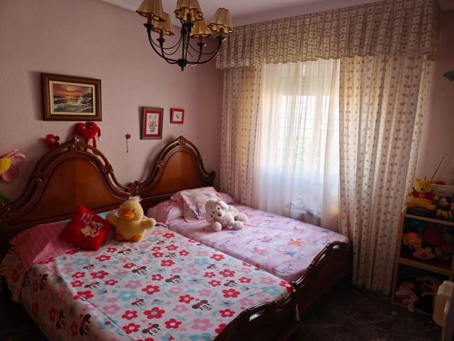 7 chambre Villa/Maison Mitoyenne à vendre à Jaén ville avec piscine garage - 398 000 € (Ref: 9257529)