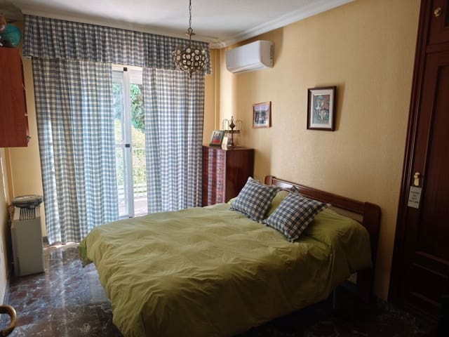 7 chambre Villa/Maison Mitoyenne à vendre à Jaén ville avec piscine garage - 398 000 € (Ref: 9257529)