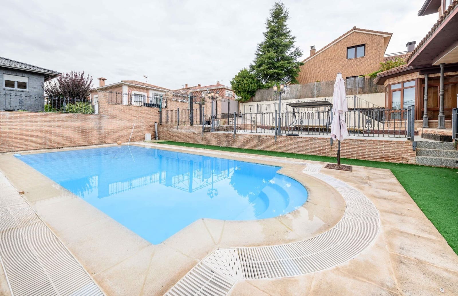 6 makuuhuone Huvila myytävänä paikassa Cabanillas del Campo mukana uima-altaan 
autotalli - 619 000 € (Ref: 9257532)