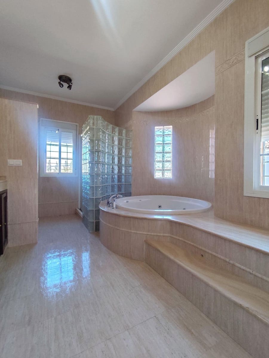 4 quarto Moradia para venda em Bollullos de la Mitacion com garagem - 495 000 € (Ref: 9282379)