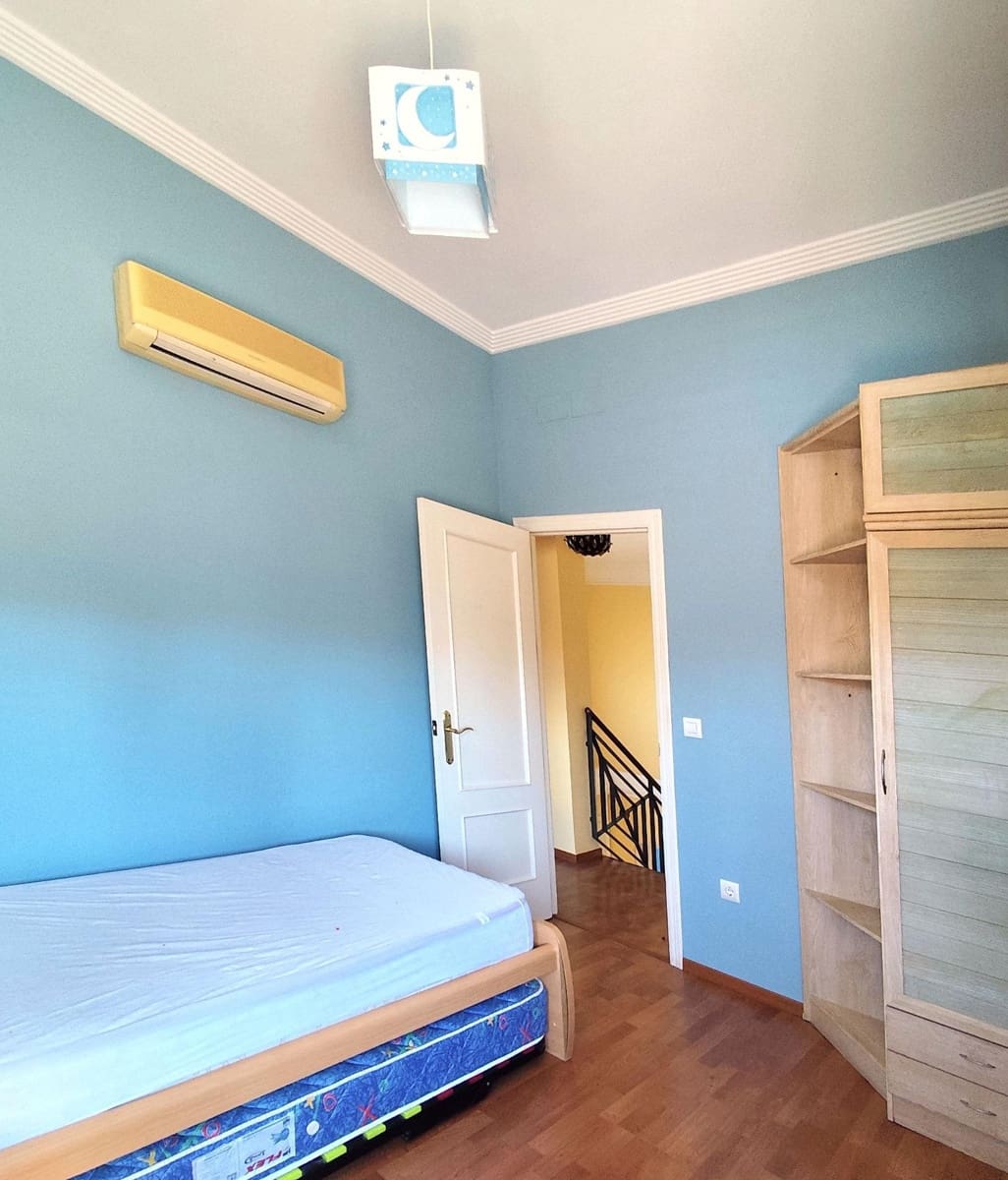 4 quarto Moradia para venda em Bollullos de la Mitacion com garagem - 495 000 € (Ref: 9282379)