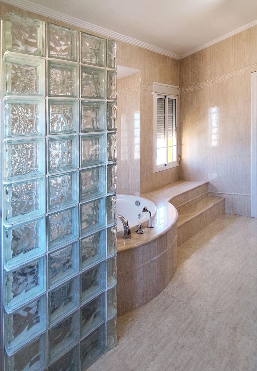 4 quarto Moradia para venda em Bollullos de la Mitacion com garagem - 495 000 € (Ref: 9282379)