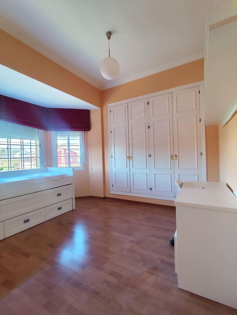 4 quarto Moradia para venda em Bollullos de la Mitacion com garagem - 495 000 € (Ref: 9282379)