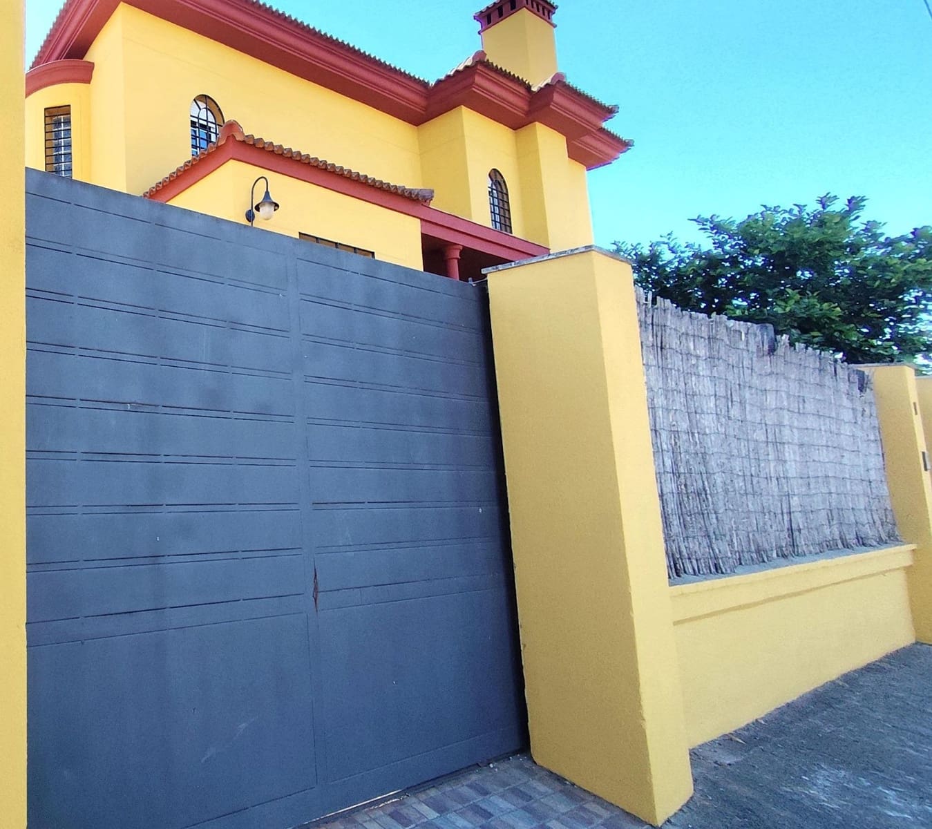 4 quarto Moradia para venda em Bollullos de la Mitacion com garagem - 495 000 € (Ref: 9282379)