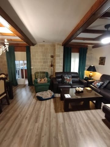 3 bedroom Villa for sale in Jaén city with garage - € 355,000 (Ref: 9431706)