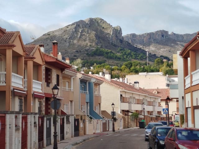 3 bedroom Villa for sale in Jaén city with garage - € 355,000 (Ref: 9431706)