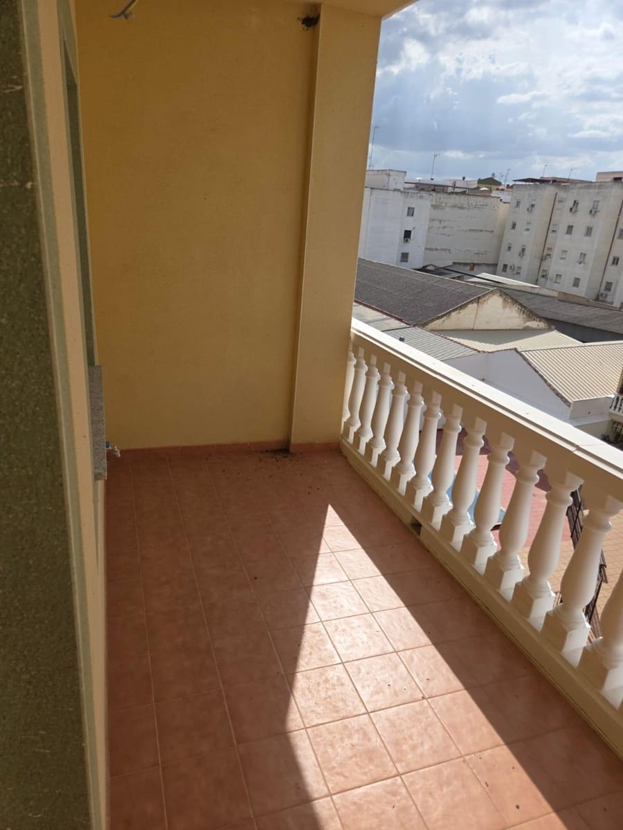 3 bedroom Flat for sale in Almendralejo with garage - € 105,000 (Ref: 9473093)