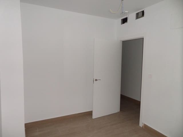 3 bedroom Flat for sale in Almendralejo with garage - € 105,000 (Ref: 9473093)