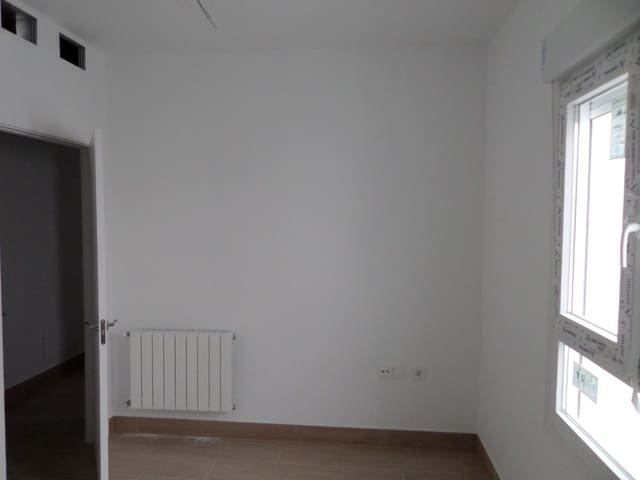 3 bedroom Flat for sale in Almendralejo with garage - € 105,000 (Ref: 9473093)