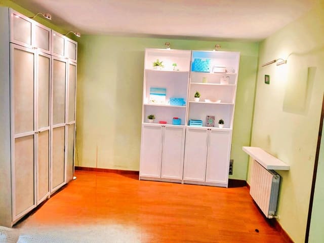 4 bedroom Flat for sale in Jaén city - € 220,000 (Ref: 9473098)