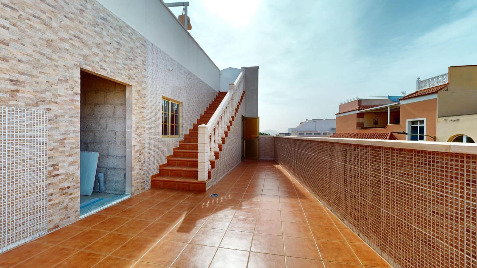 5 slaapkamer Rijtjeshuis te koop in Los Giles met garage - € 430.000 (Ref: 9473102)