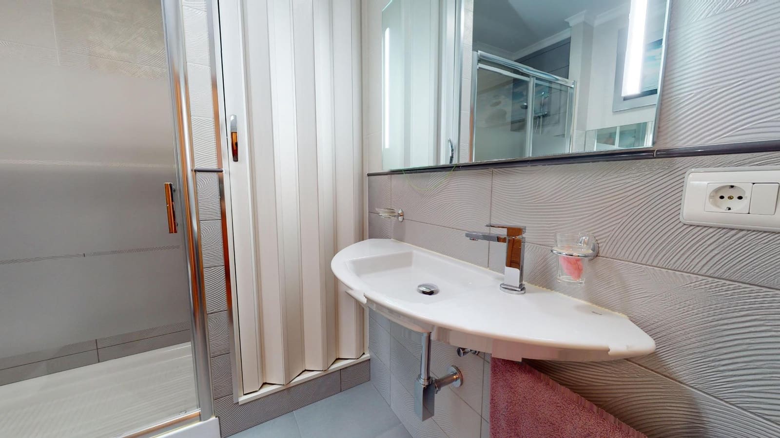 5 slaapkamer Rijtjeshuis te koop in Los Giles met garage - € 430.000 (Ref: 9473102)