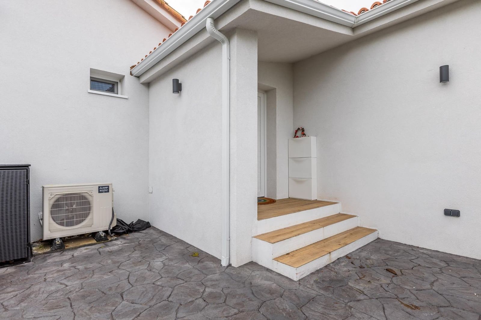 3 bedroom Villa for sale in Bergondo with pool - € 515,000 (Ref: 9485325)