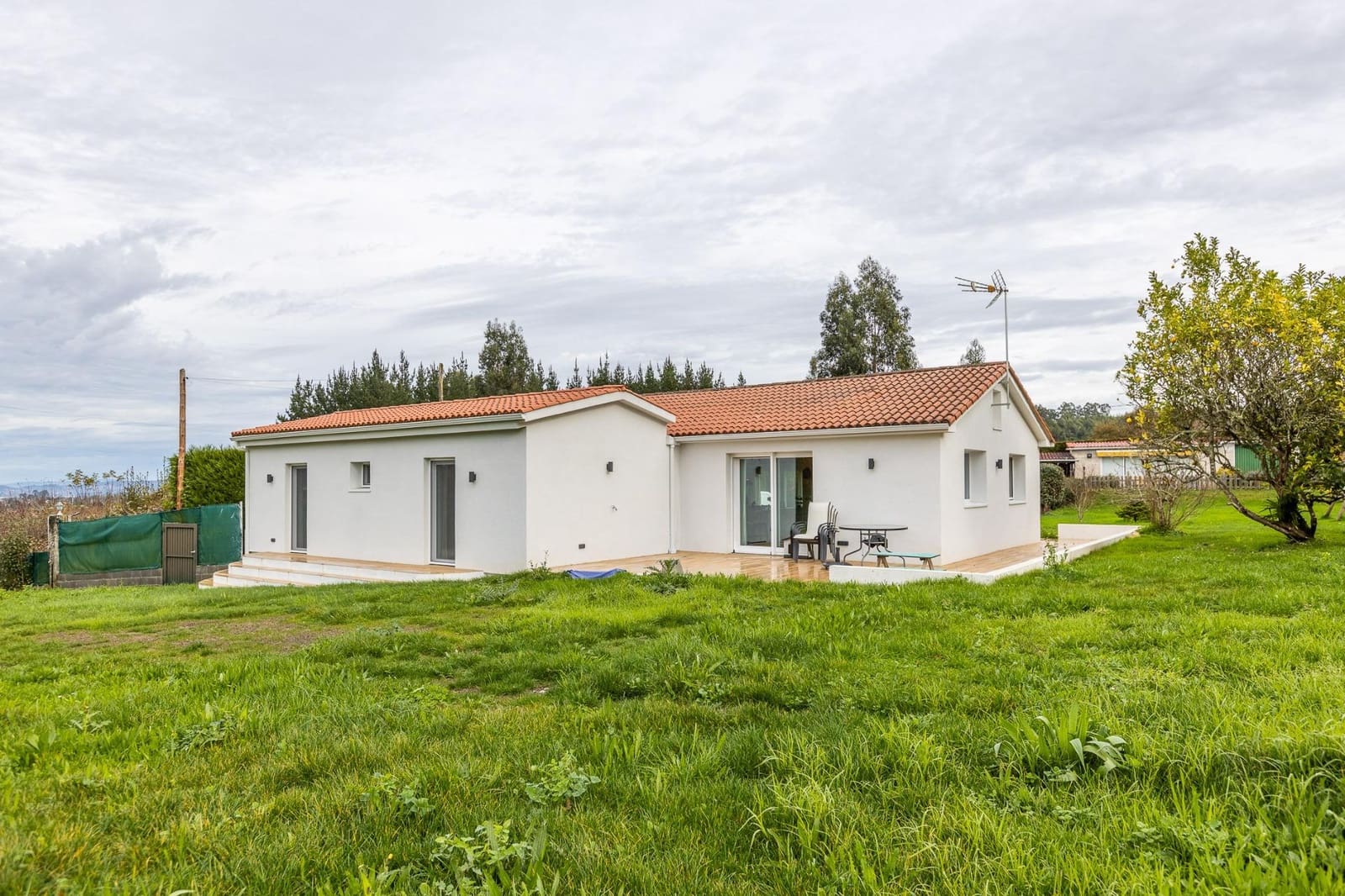 3 bedroom Villa for sale in Bergondo with pool - € 515,000 (Ref: 9485325)