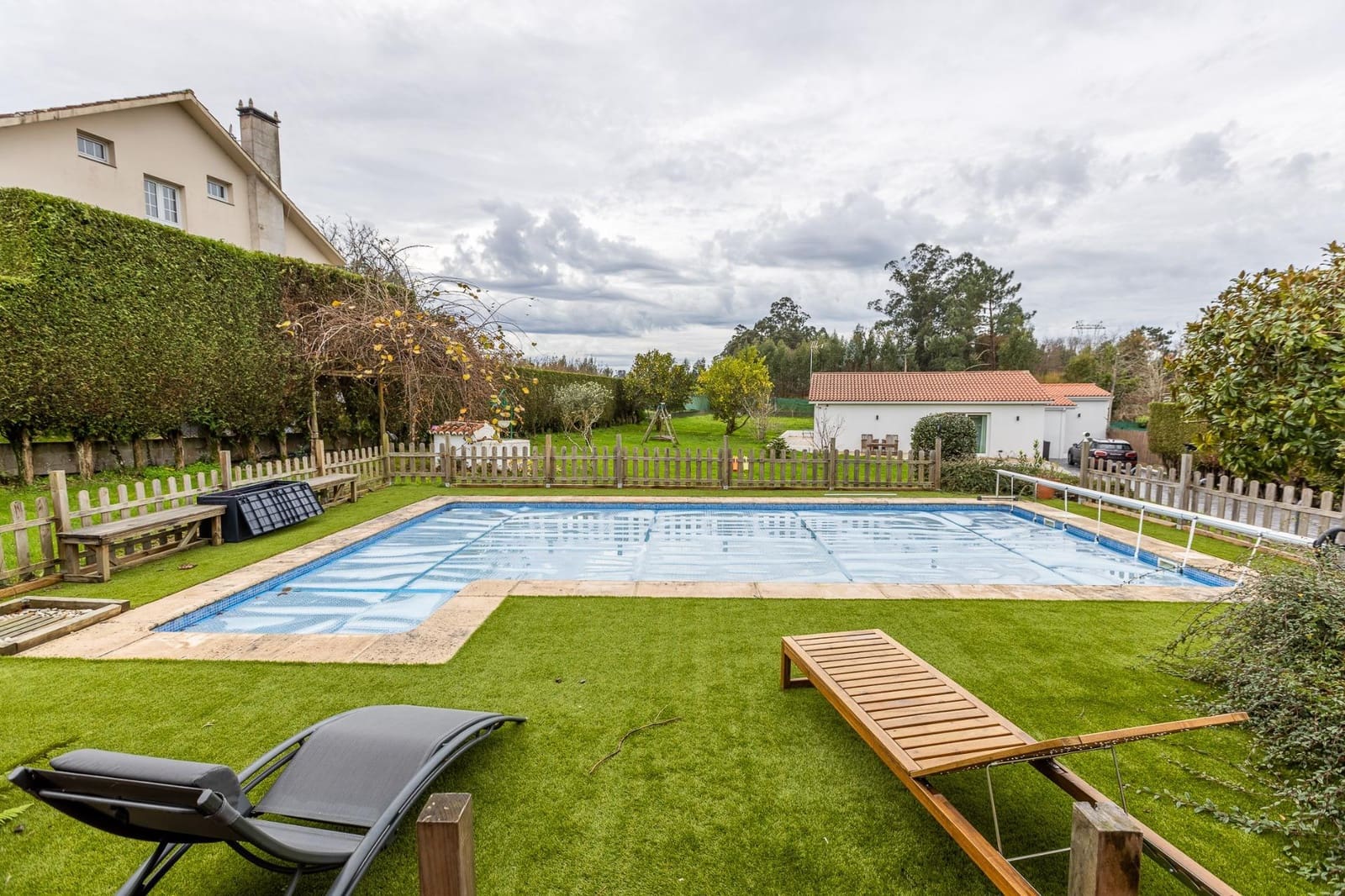 3 bedroom Villa for sale in Bergondo with pool - € 515,000 (Ref: 9485325)