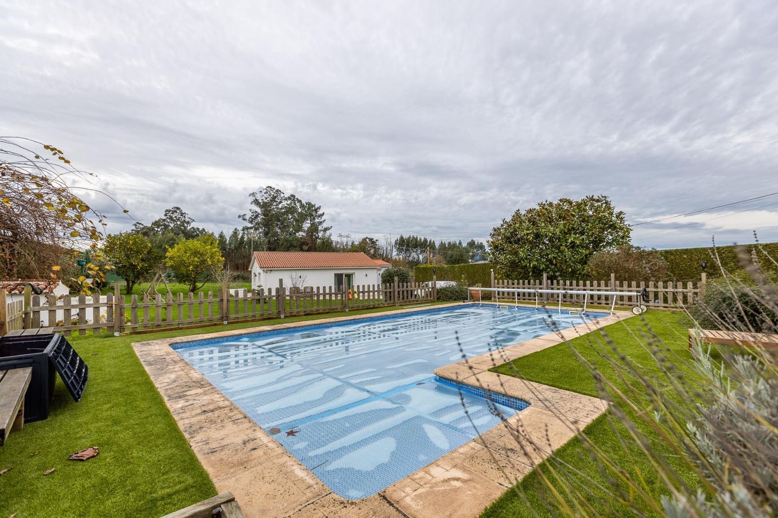 3 bedroom Villa for sale in Bergondo with pool - € 515,000 (Ref: 9485325)