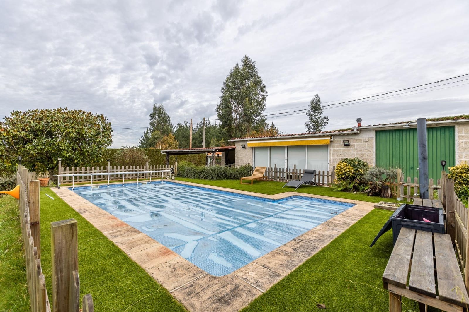 3 bedroom Villa for sale in Bergondo with pool - € 515,000 (Ref: 9485325)