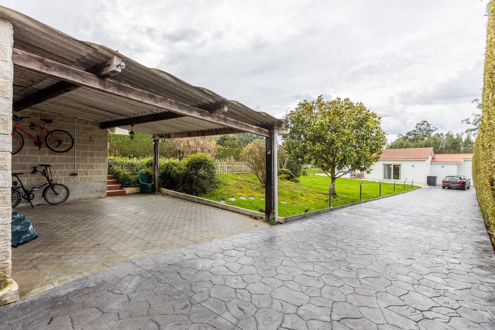 3 bedroom Villa for sale in Bergondo with pool - € 515,000 (Ref: 9485325)