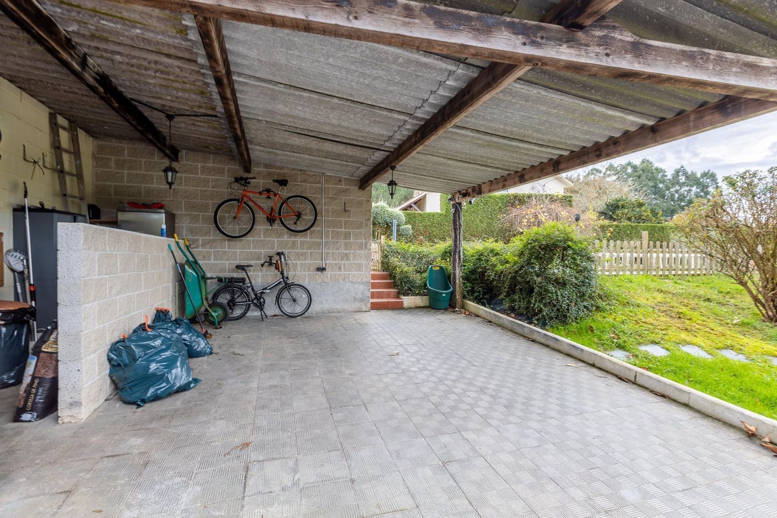 3 bedroom Villa for sale in Bergondo with pool - € 515,000 (Ref: 9485325)