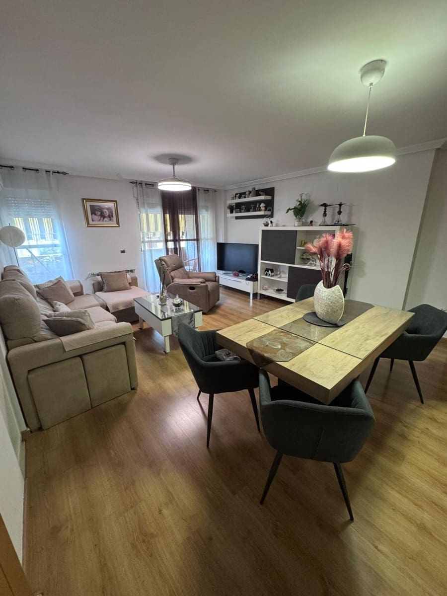 3 bedroom Flat for sale in Jaen city with pool garage - € 295,000 (Ref: 9488407)